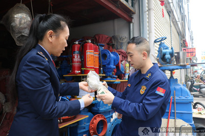 高新消防救援大隊(duì)開(kāi)展消防產(chǎn)品專項(xiàng)聯(lián)合檢查行動(dòng)