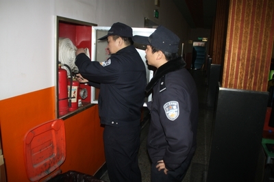 東興社區(qū)節(jié)前慰問(wèn)困難家庭